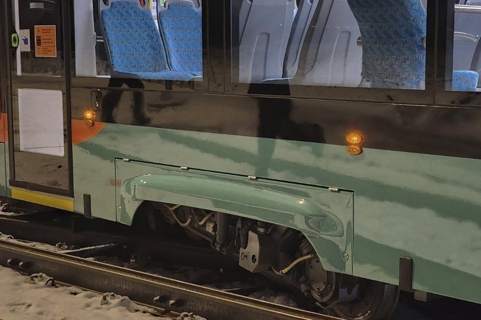    Трамвай сошел с рельсов. Фото: Игорь Яковлев