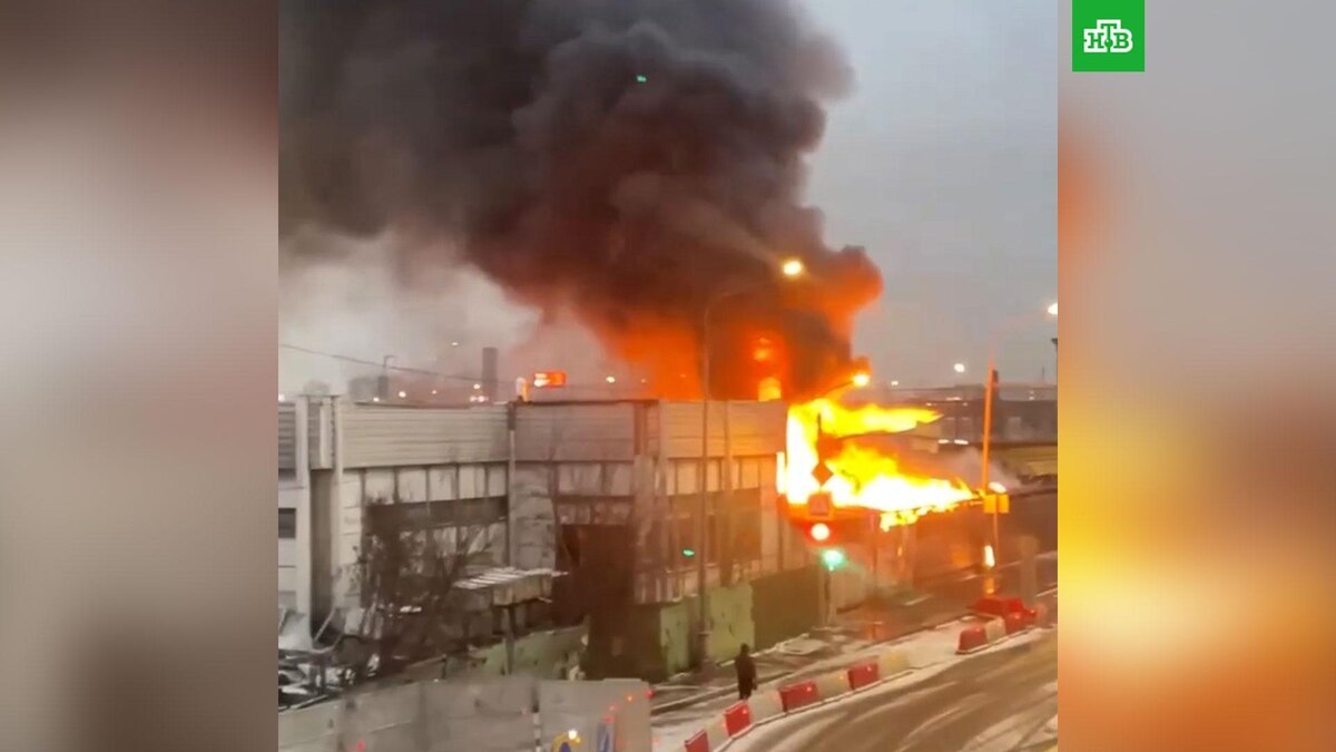    Пожар вспыхнул у Рижского рынка в Москве