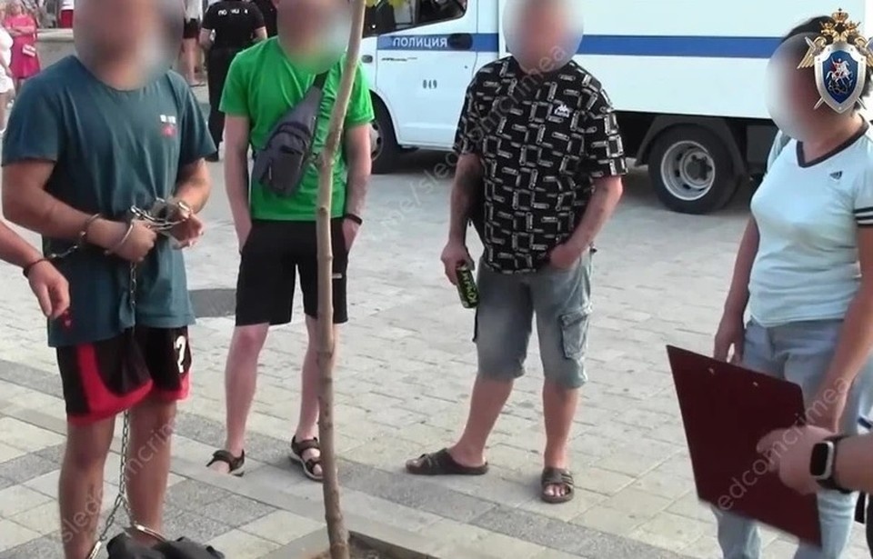    Нападавших оперативно задержали. Кадр из видео СК по Крыму и Севастополю