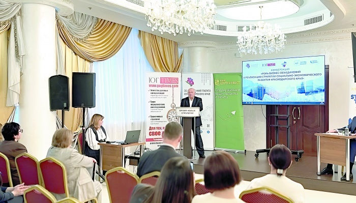    Алина Сухомлинова