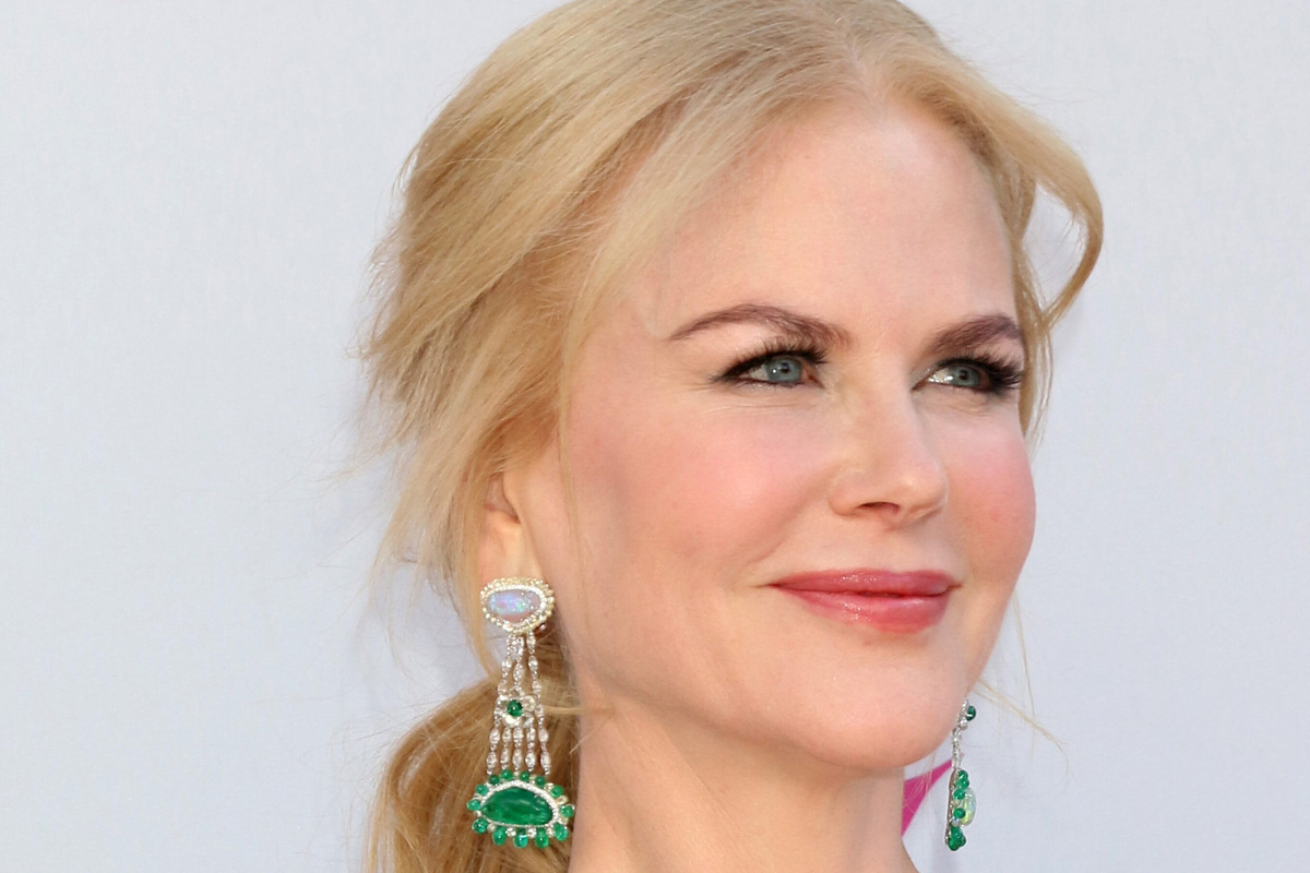     Первое Рождество без мужа: Николь Кидман в шелковом платье без белья заметили в Сиднее