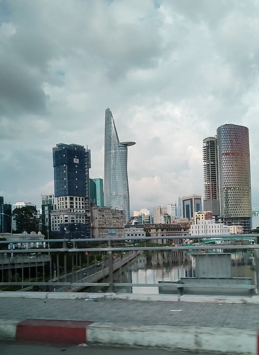 На самом верху замечательный, уютный бар с живой музыкой и творческой атмосферой. Но на порывах ветра чувствуется как здание покачивается.