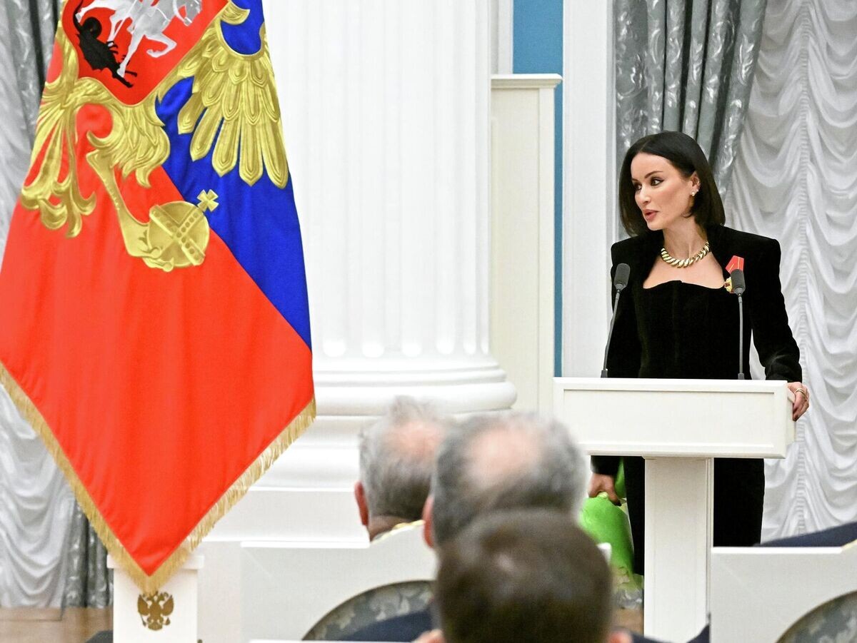    Президент РФ Владимир Путин и заместитель генерального директора "Газпром-Медиа Холдинг" Тина Канделаки, получившая Орден Александра Невского | © РИА Новости / Сергей Бобылев