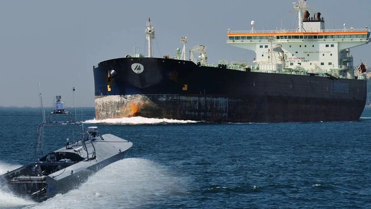    танкер и морской дрон