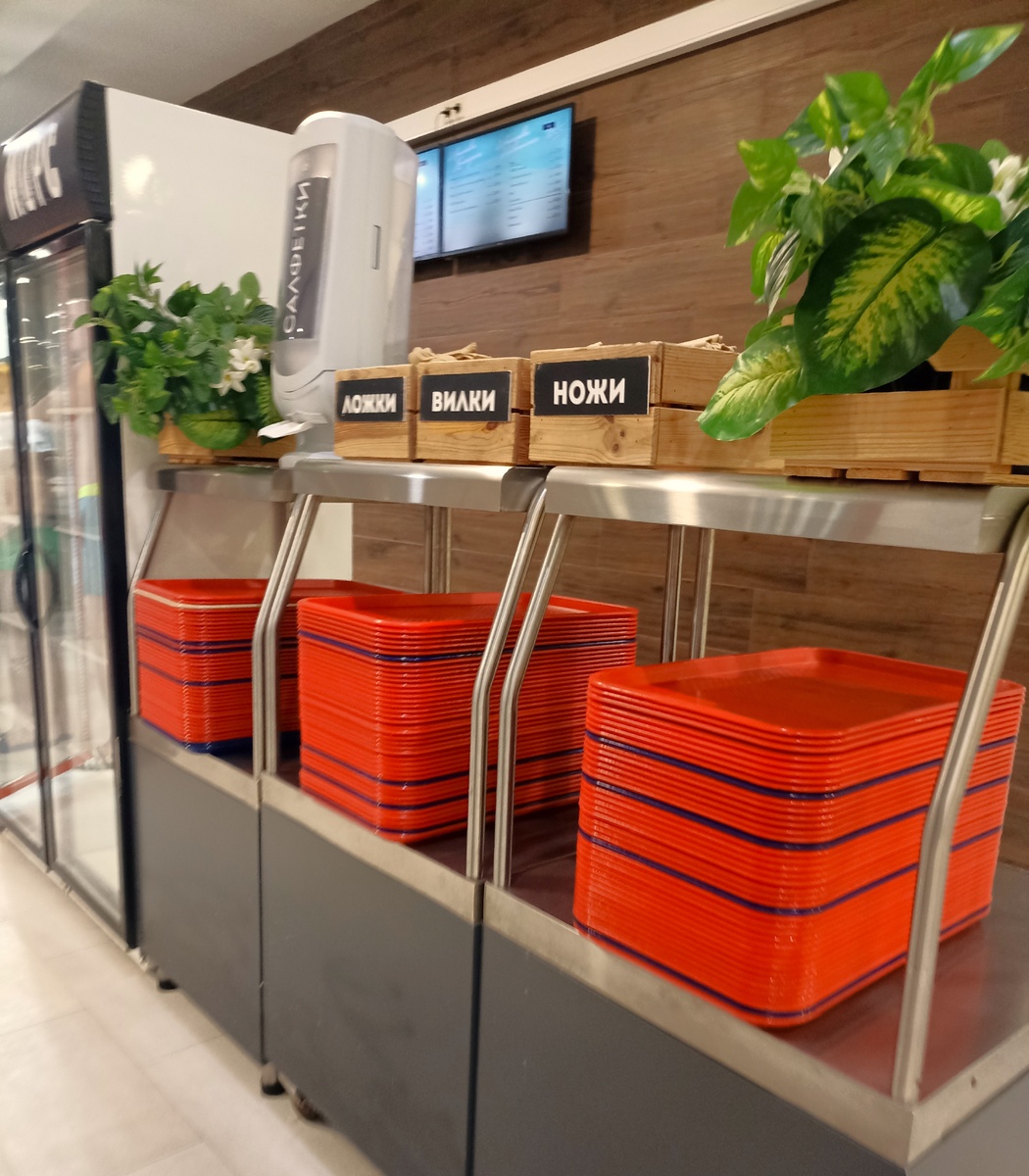 Взял поднос и пошел за едой сам, без официантов