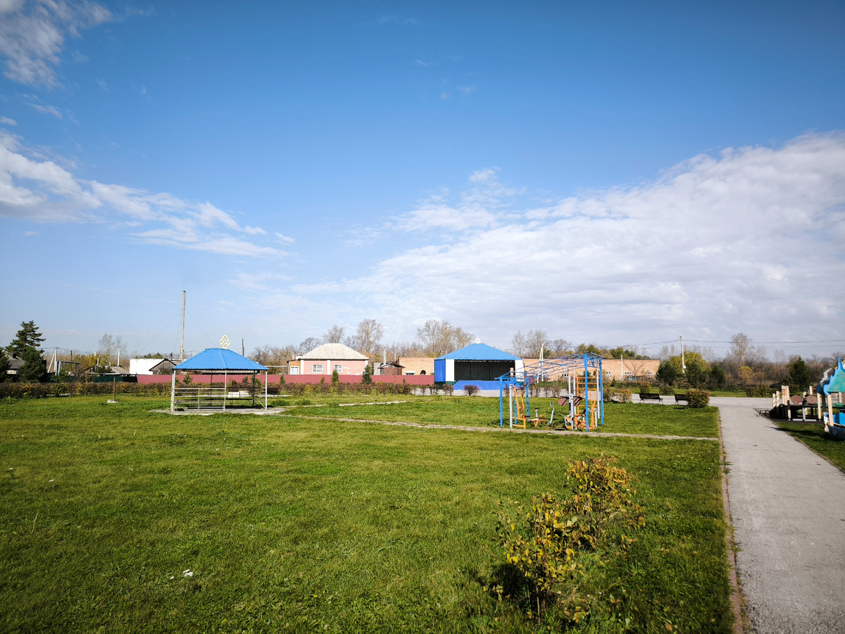 Пока в парке пустовато, деревья ещё не подросли, но построено всё необходимое