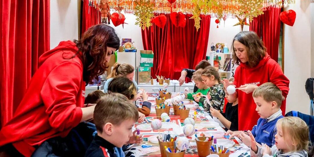❄️ На Манежной площади в рамках фестиваля «Путешествие в Рождество» проходит серия бесплатных мастер-классов от столичного Москвариума ❄️