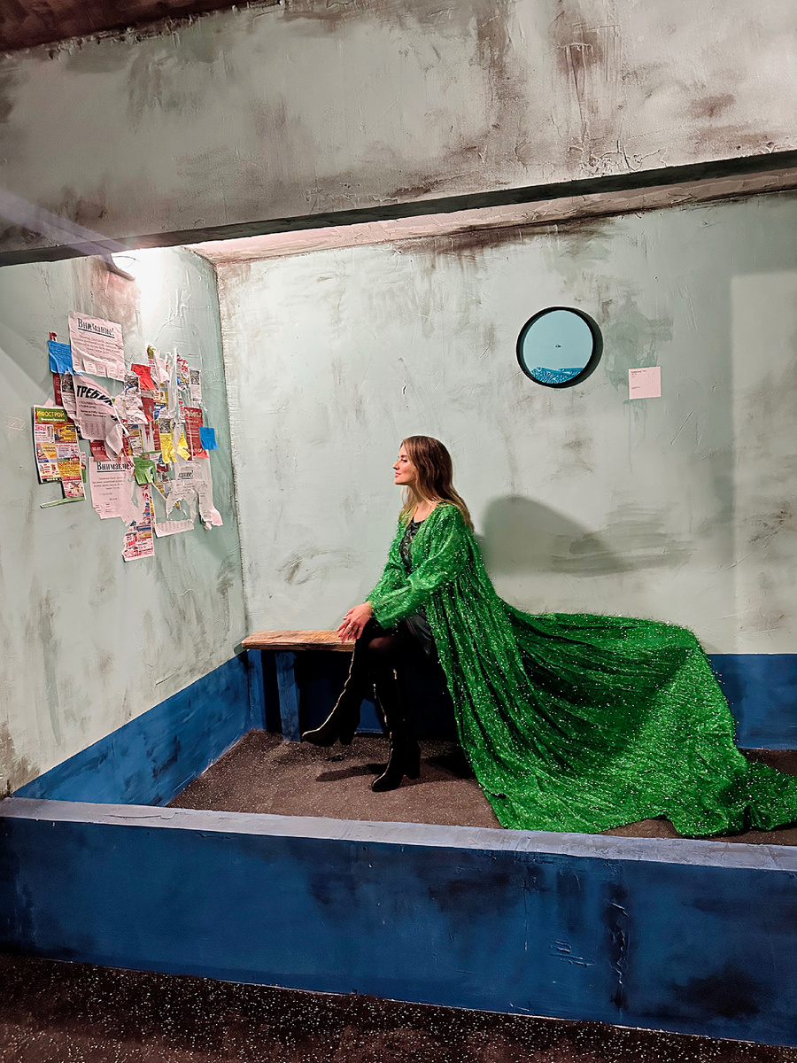 Большая инсталляция в виде автобусной остановки 