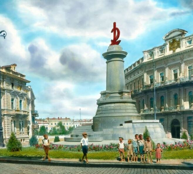 Так выглядела Екатерининская площадь Одессы в 1920 году после сноса памятника Екатерине II, 100 лет назад. 