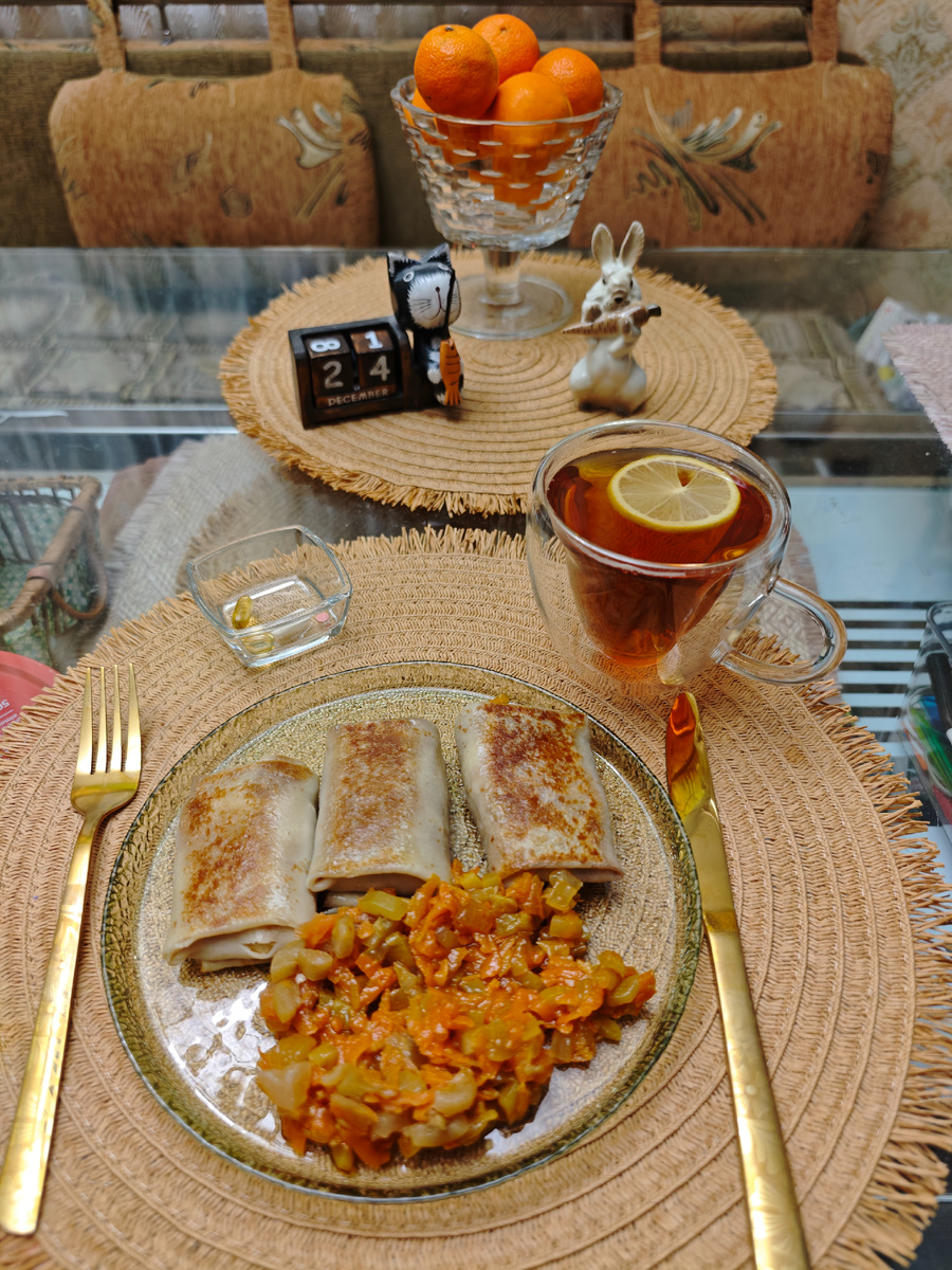 Блины с тушёнкой, икра с огурцами (моя заготовка),чай с лимоном