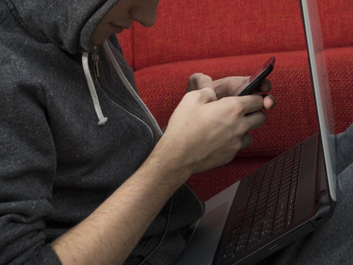    Молодой человек переписывается в телефоне | © Fotolia / Geza Farkas