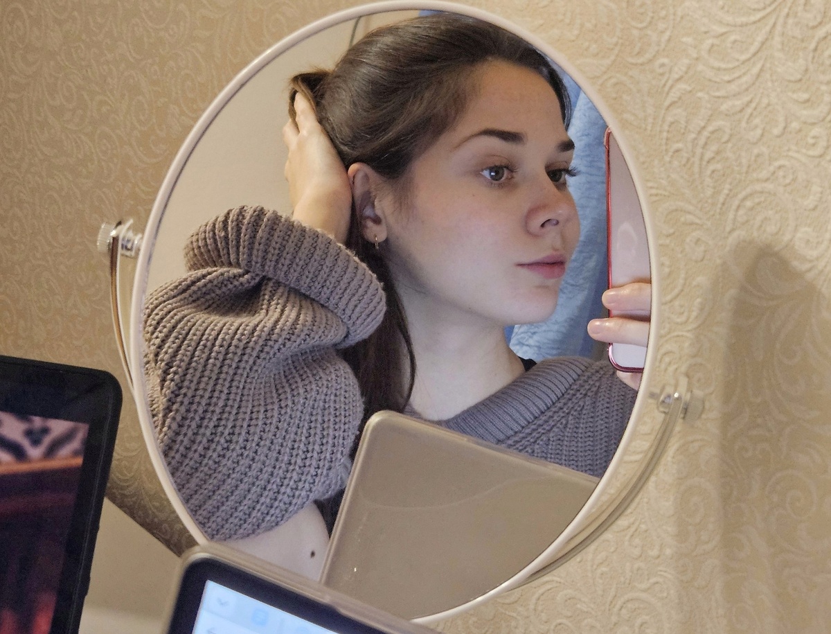 Фото на заставку. Это я сижу пишу статьи. В конце поделюсь своими любимыми цитатами про трудные времена