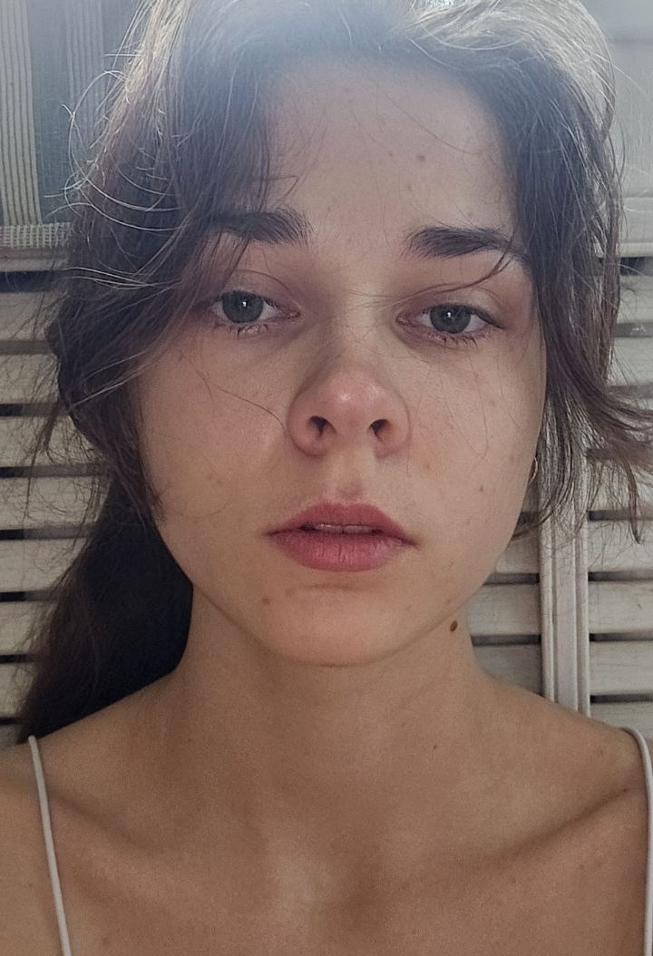 Нашла фото того дня. Я тогда до конца еще ничего не осознала, но спать не могла. Сидела всю ночь на полу на кухне и не понимала, что делать. Фото сделала, чтобы посмотреть не опухло ли лицо, ибо через пару часов нужно было идти на работу