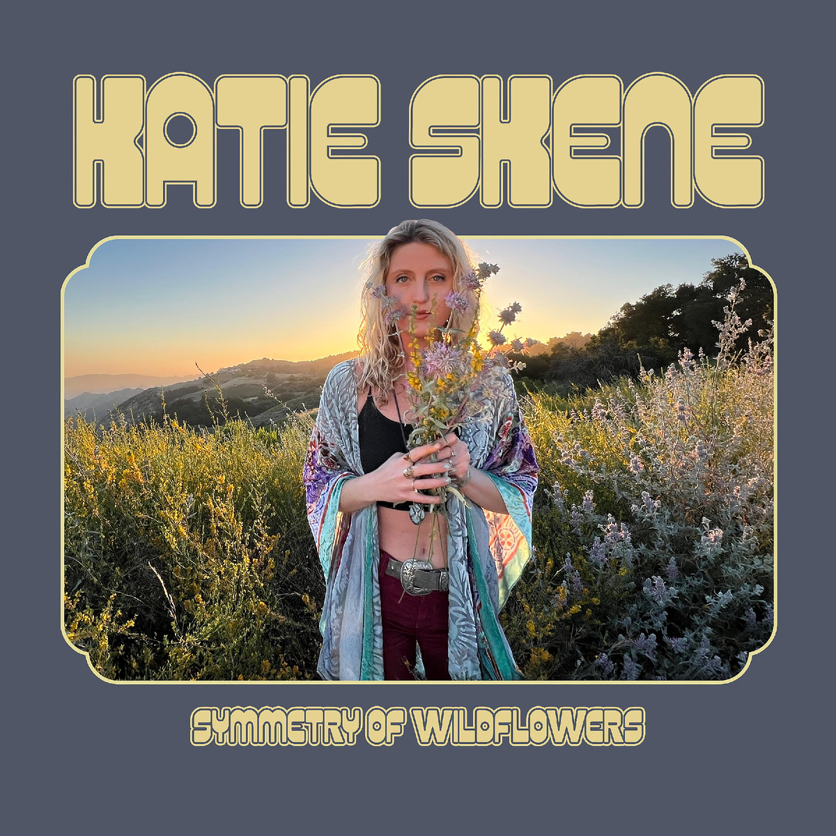 Фотка нравится, нравится ее взгляд и то, как она прячет лицо за гербарием из полевых цветов и чертополоха. Разрешение картинки очень высокое, и главное не приближать, не фиксироваться на деталях, утрачивая впечатление целостности общего вида. Рискуешь потерять инклюзивность этого взгляда, этого спрятанного лица, - и остаться снова наедине с чем-то пресным и банальным, ровно как на ее живых видео, ни одно из которых я по счастью не показал. Хочется отправить некоторое послание ее мультиличностям, - от своих, кратко сводящееся к следующему: Stay Whole No Dissolve