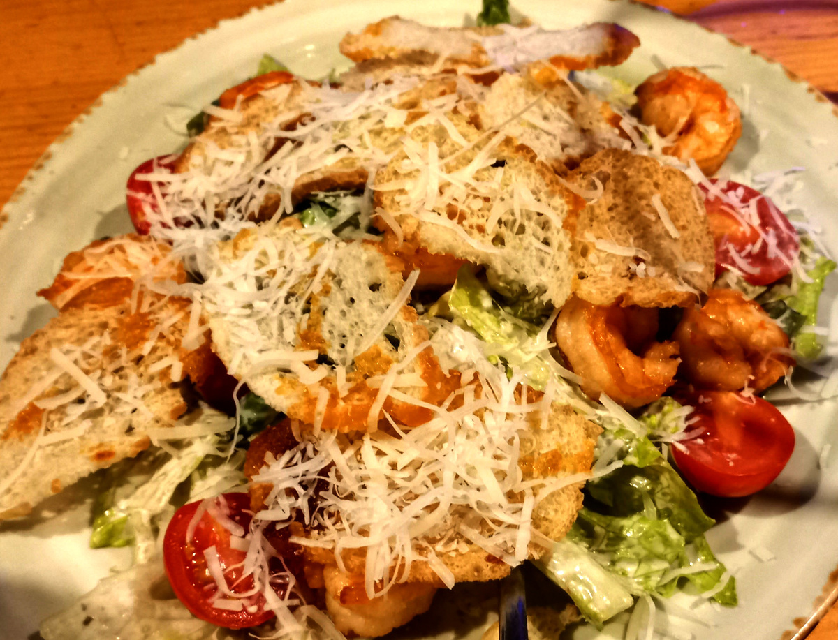 Салат «Цезарь» Ресторан «Хмели-Летели». Донецк. Улица 230-Стрелковой дивизии