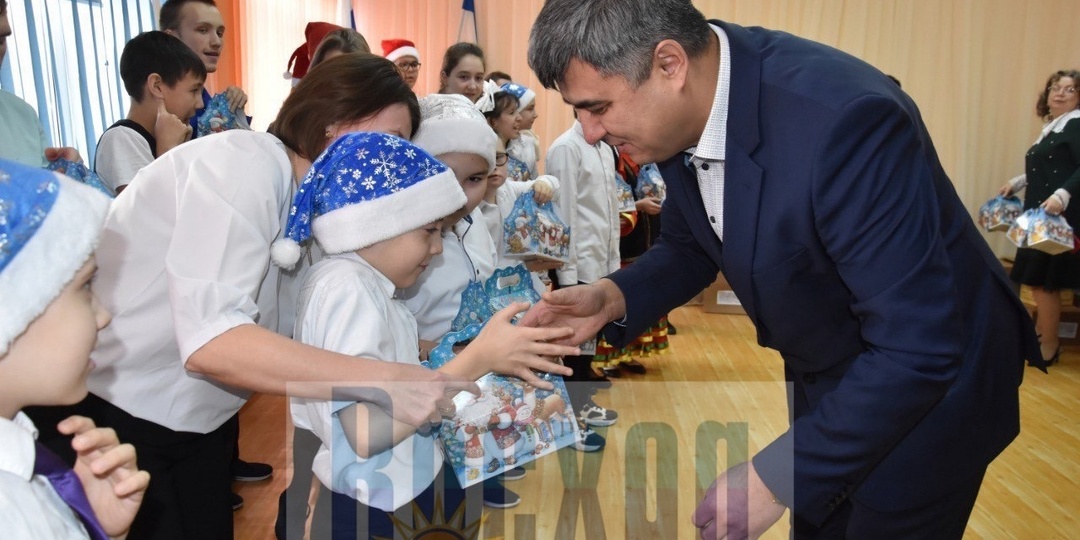 В городе Башкирии Ишимбае поздравили особенных детей с Новым годом