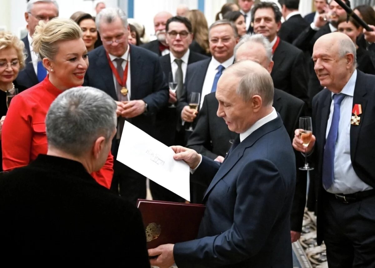    Путин подарил Захаровой шкатулку с Георгием Победоносцем