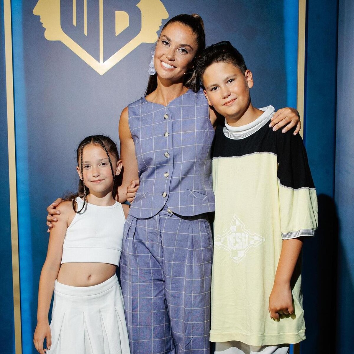    Агата Муцениеце с детьми Социальные сети