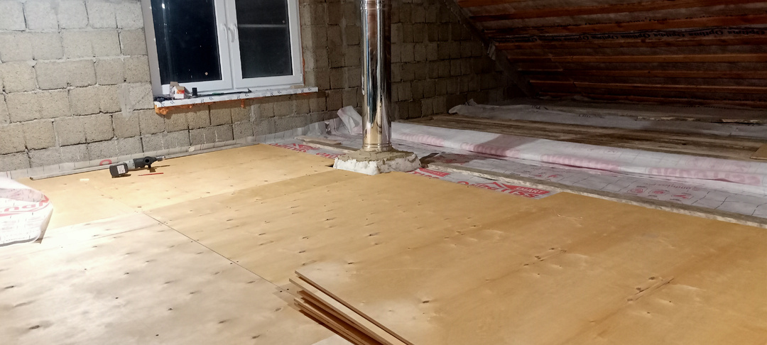 Продолжаем строить дом. Стелим фанеру на пол мансарды