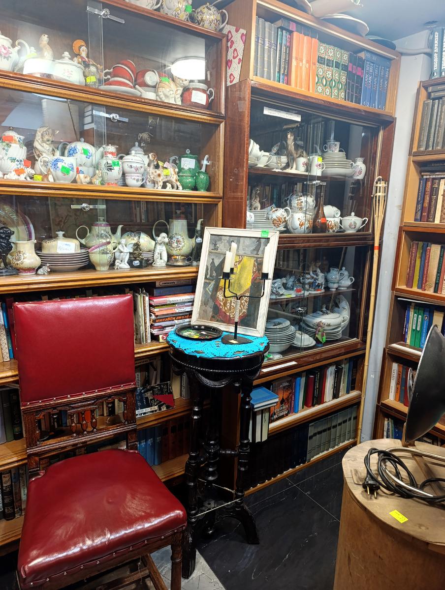 Стул тот же. Уже показывала вам. Так и не продан. Дорого, однако!)) Стоил 13 тысяч, сейчас 10500. 