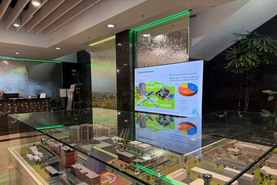    Мэр обсудил с руководством технопарка перспективы развития инфраструктуры. Фото: телеграм-канал Максима Кудрявцева