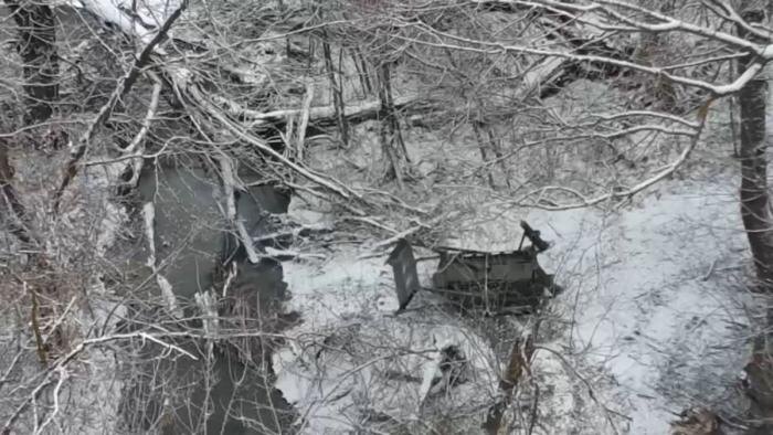 работа НРТК «Курьер» по наведению насыпной переправы через небольшую водную преграду, источник Телеграм-канал Военный Осведомитель