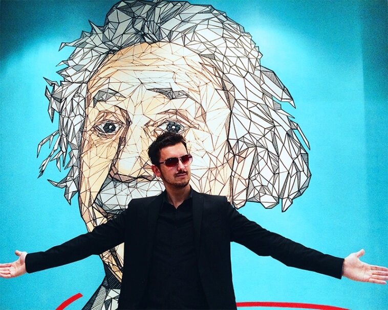 

Модель CPaaS — была первоначальным драйвером успеха; на тот момент это было революционное стратегическое решение. Мы были первыми, кто осознал потенциал генеративного контента и мощь нейронных сетей (ML). Увеличилось количество интеграций. Мы быстро провели более 8-10 интеграций, и наш датасет вырос с 500 изображений до 25 000 на двух языках. Я работал минимум 16 часов каждый день, чтобы поддерживать быстрый этап разработки, в то время как в нашей команде было всего 14 человек.

Единственное, что радовало в те дни, это новые талантливые люди вокруг меня, внимание знаменитостей и наш геометрический безумный рост.


Чувствуешь себя Тони Старком, но, к сожалению, сон был ограничен до всего 2–3 ч в день…