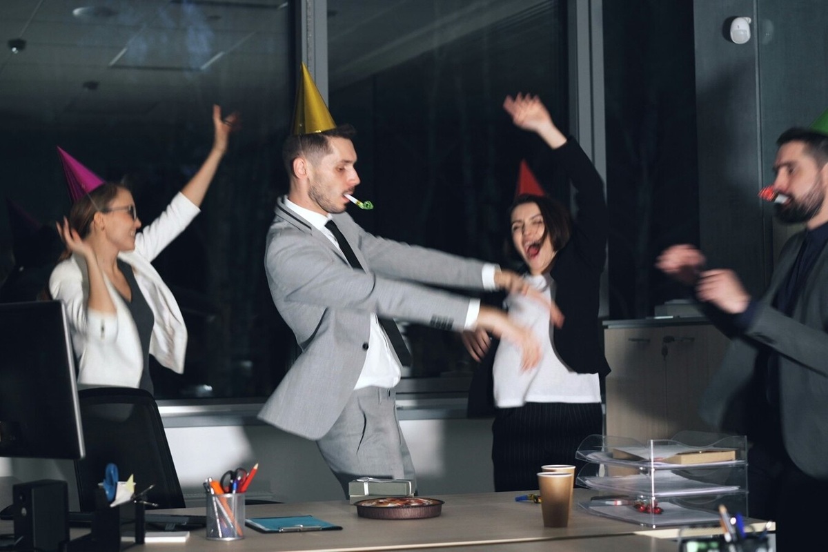     «Сухой закон» по-новому: общественники призвали запретить алкоголь на корпоративах