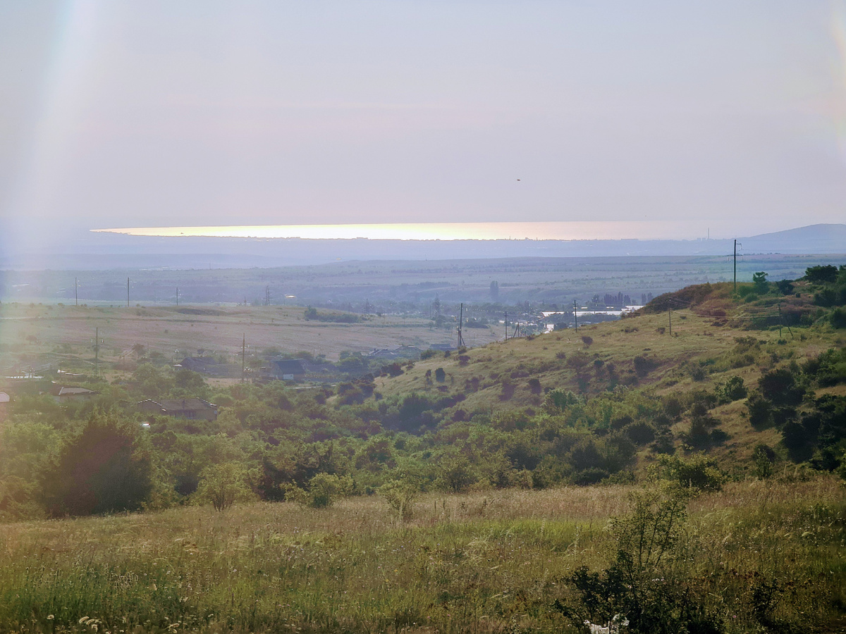 Утренний Феодосийский залив подсвеченный восходящим солнцем