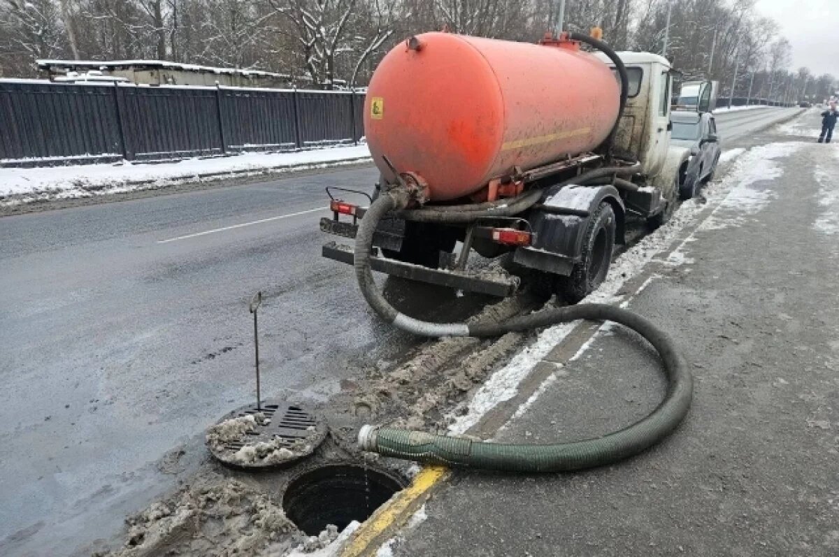    В Красногвардейском районе пресекли незаконный слив отходов в канализацию