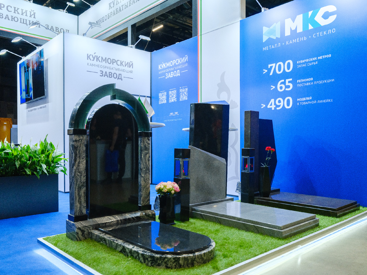 Примеры памятников из цветного и черного гранита