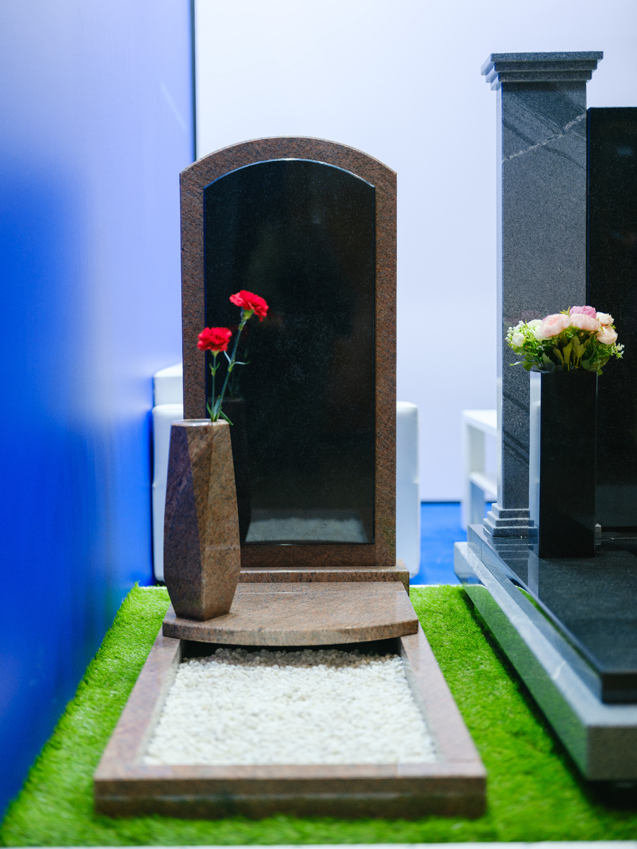 Памятник из цветного гранита Винга с акцентной частью для гравировки портрета из грагнита Габбро.