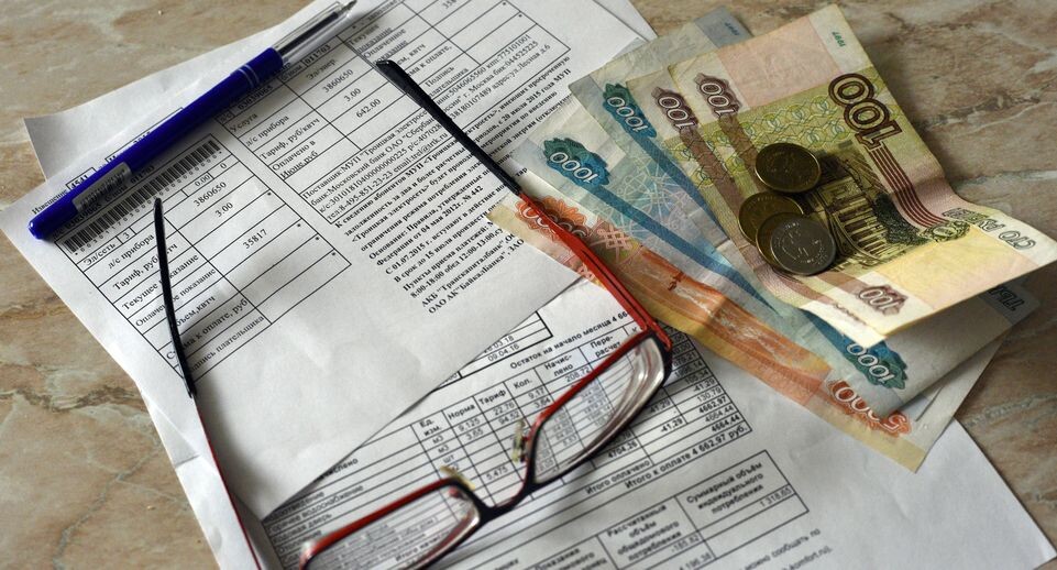    Деньги и счет на оплату коммунальных услуг / Медиасток.рф