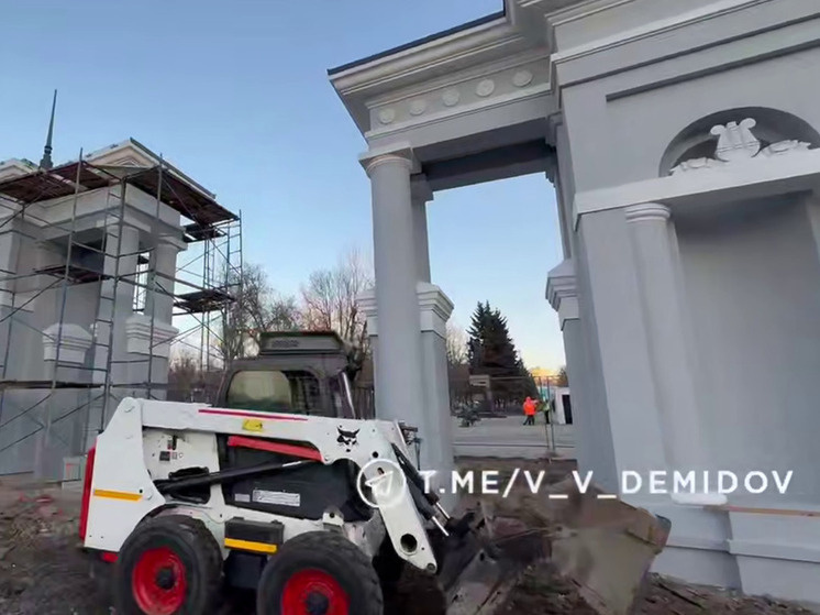     В Центральном парке Белгорода частично убирают строительное ограждение арки, фото: скриншот видео со страницы t.me/v_v_demidov
