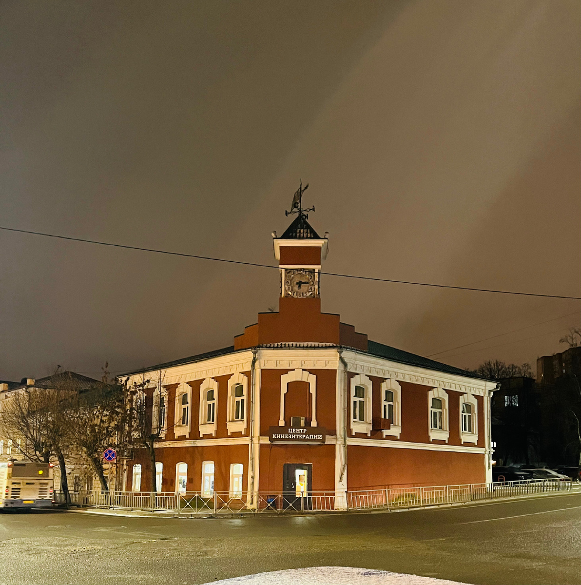 Это фото сделала уже позже, когда возвращалась из музея елочной игрушки, днем здесь было очень много транспорта, мешали сделать фотографию