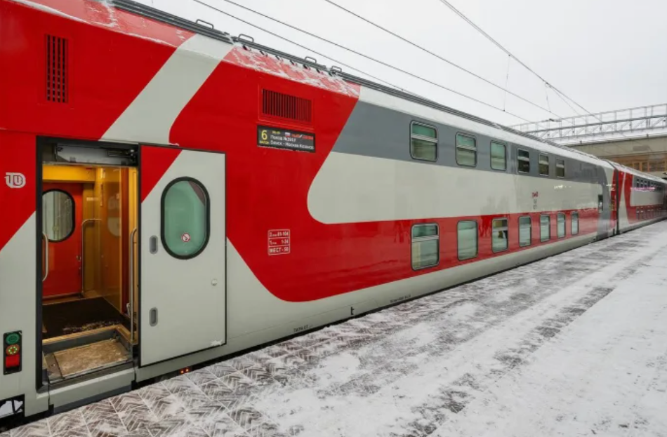 Двухэтажный поезд ждет пассажиров на 1-ом пути