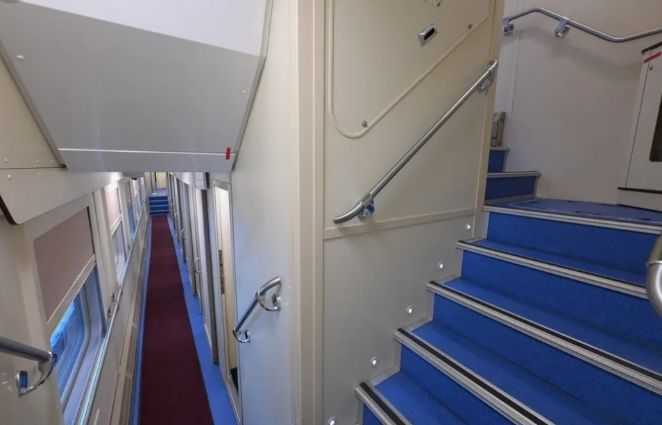 Справа от поручня внизу наше купе. Справа- лестница на второй этаж.