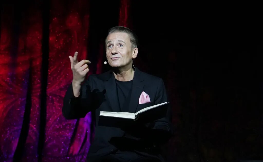    Олег Меньшиков на сцене