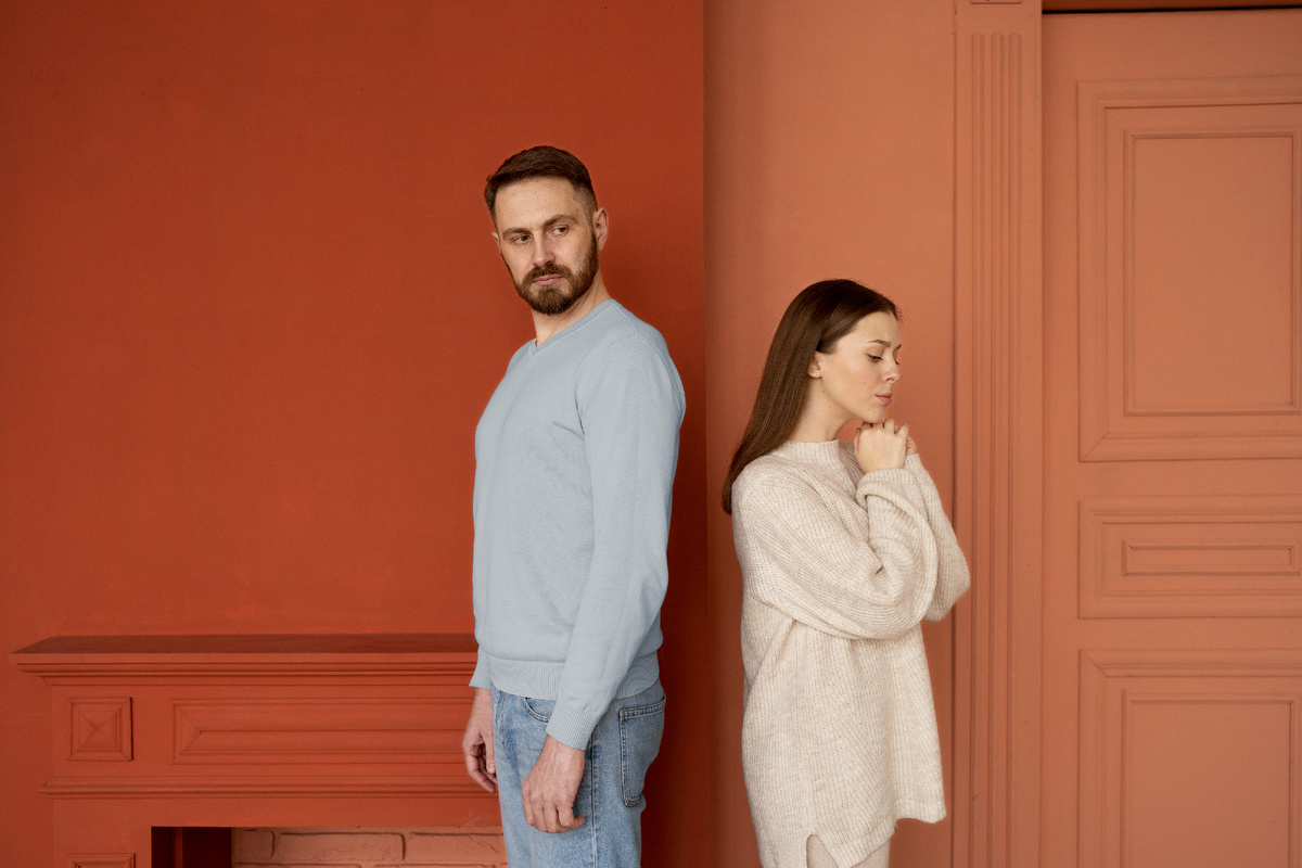 <a href="https://ru.freepik.com/free-photo/couple-having-communication-problems_24749245.htm">Изображение от freepik</a>