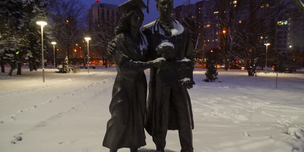 Студенты обнявшись в снегу