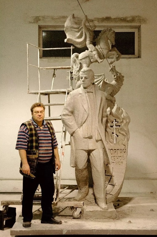 Скульптор Виктор Митрошин в мастерской. Процесс создания памятника Георгию Жжёнову.