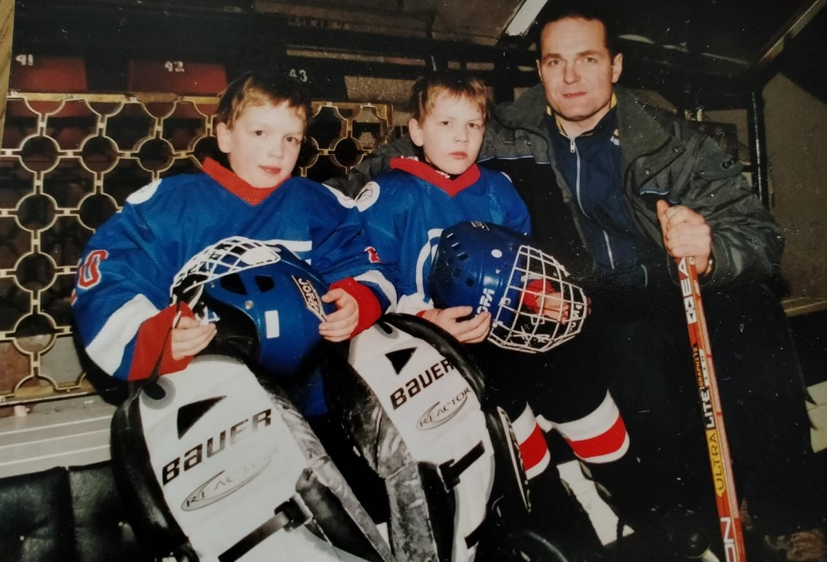 Андрей Василевский с братом и отцом. Фото: открытые источники