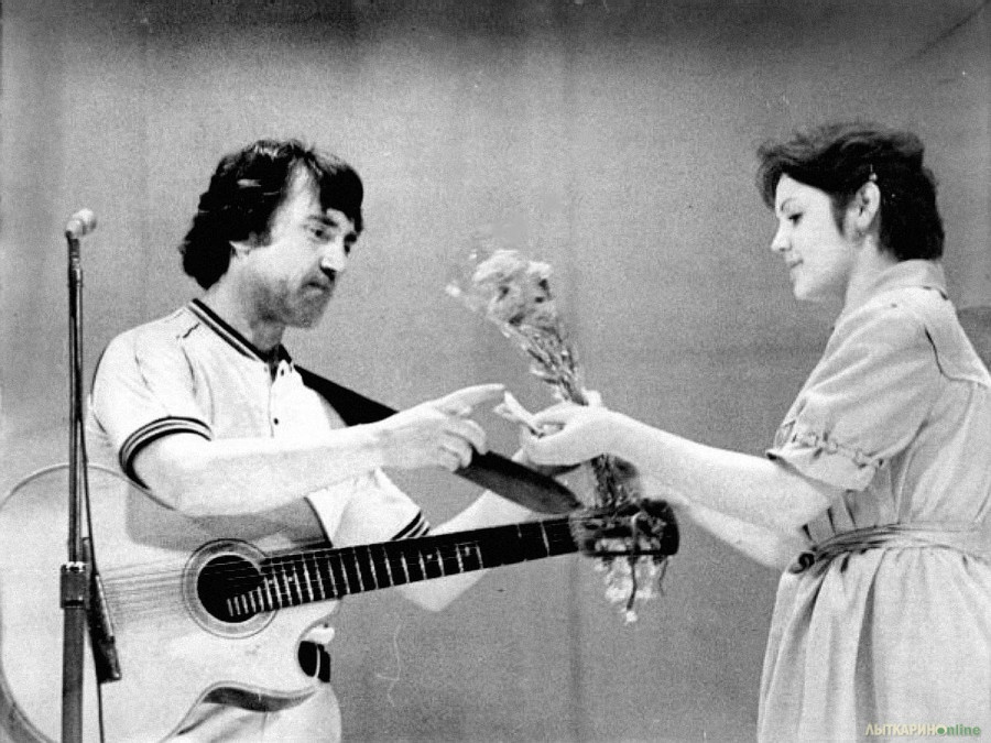 Поклонница передает Высоцкому цветы и записку. 