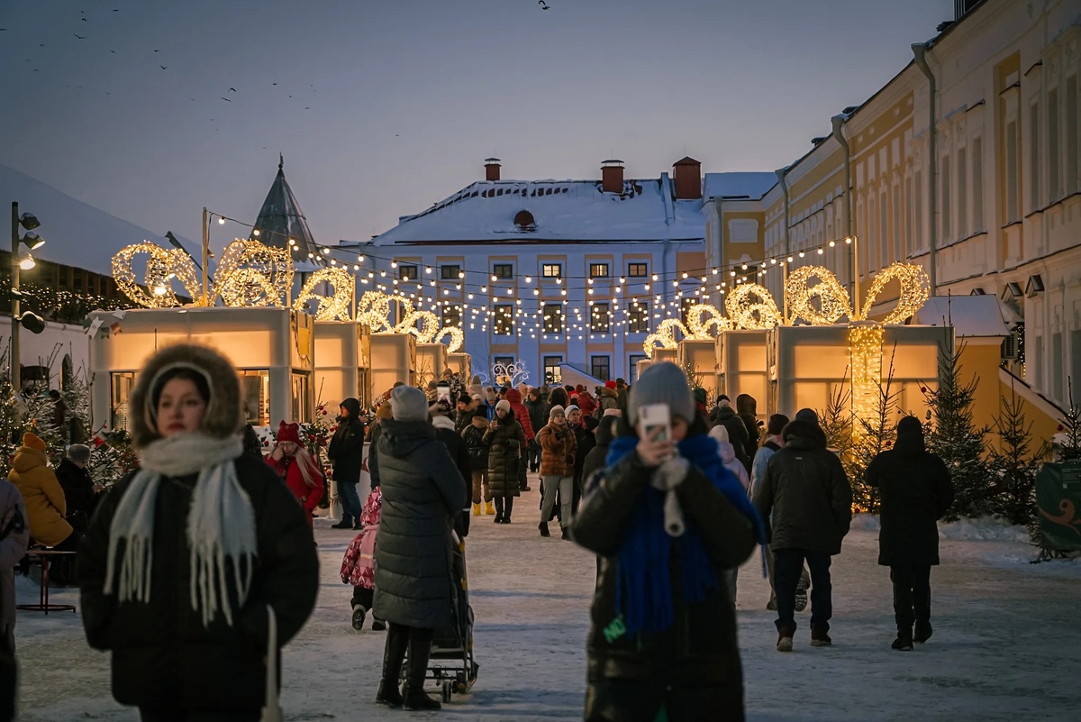 Ярмарка в Казанском кремле — одна из самых атмосферных в городе, именно здесь праздничные торговые ряды сочетаются с исторической архитектурой. Это вариант для тех, кто хочет неспешной прогулки и ощущения праздника без суеты.