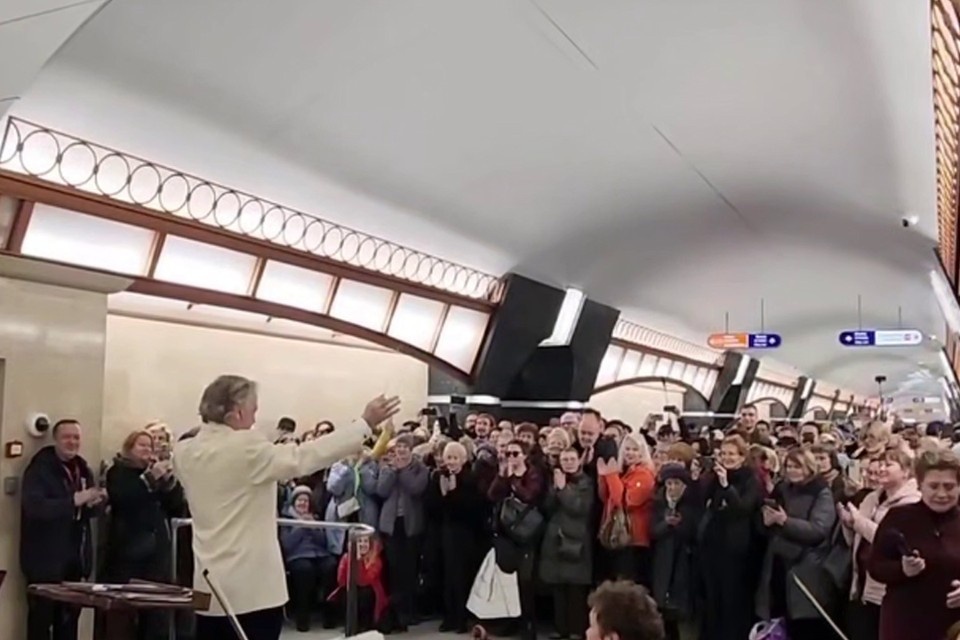    В Петербурге оркестр выступил на станции метро. Фото: t.me/a_beglov