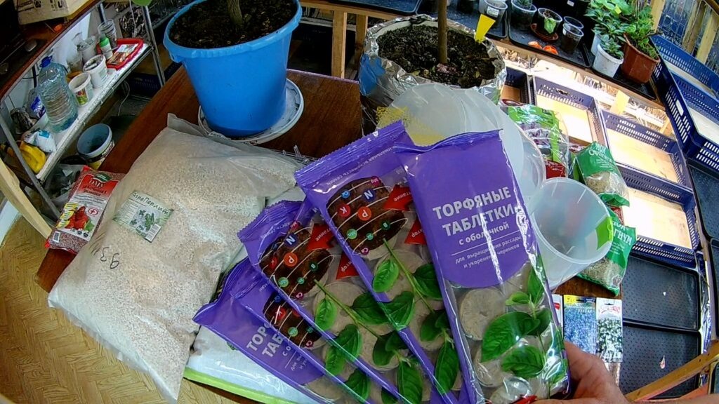 Торфяные таблетки с оболочкой.