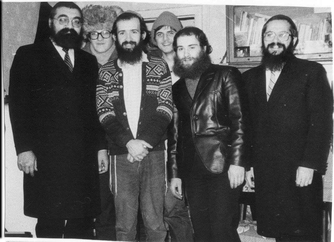 В квартире Элимелеха на Морском, 43. Крайние слева и справа - шалиахи (посланники) Хабада. Далее слева направо: Иегуда Суханов, Элимелех Рохлин, Моше Реувен Асман (ныне раввин Бродской синагоги в Киеве), Михоэль Цивин. 1985 г.