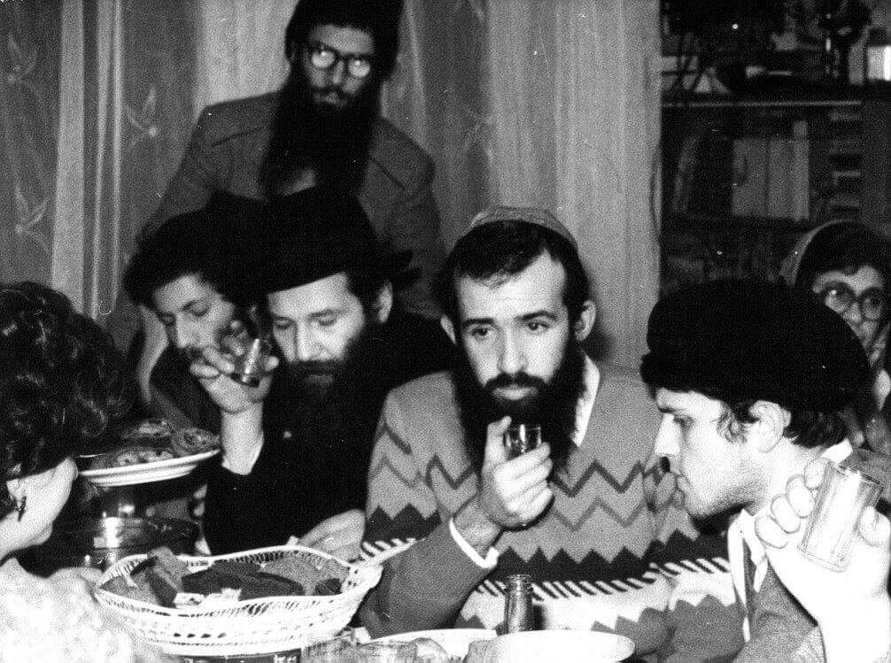 Деятели ленинградского отказа. 80-е годы. Элимелех Рохлин – в центре (в узорчатой кофте).