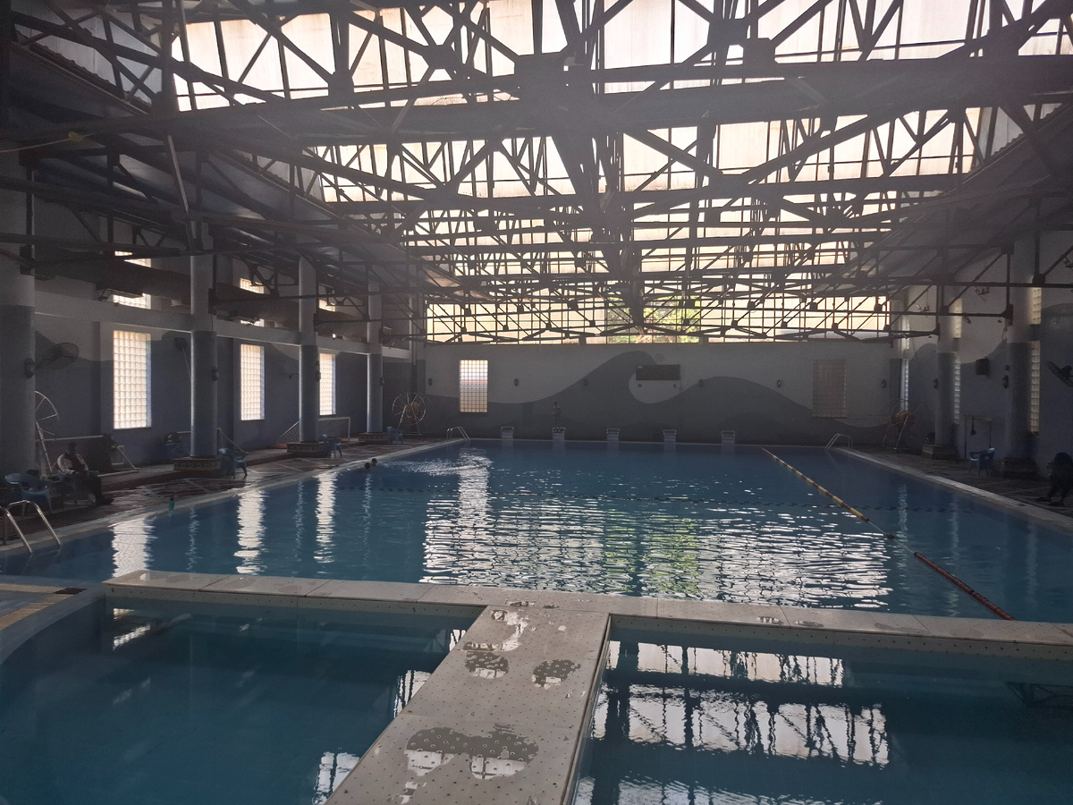 В бассейнах зимой почти никого, что в крытом, что в открытом. При этом вода очень теплая