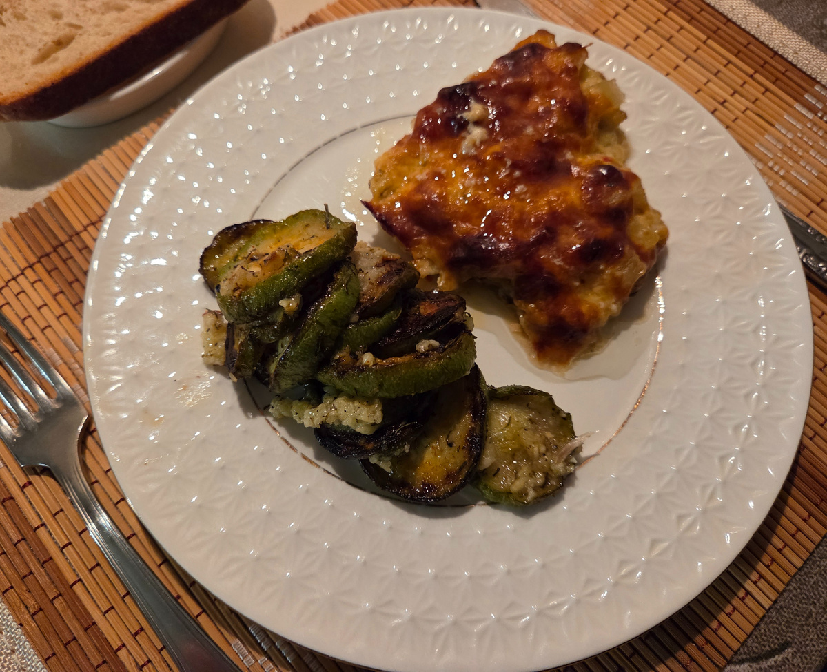 Запекла в духовке и в это же время там зажаривались кабачки с травами, к которым растёрла чеснок с подсолнечным ароматным маслом и полила уже готовые... ужин был вкусным.